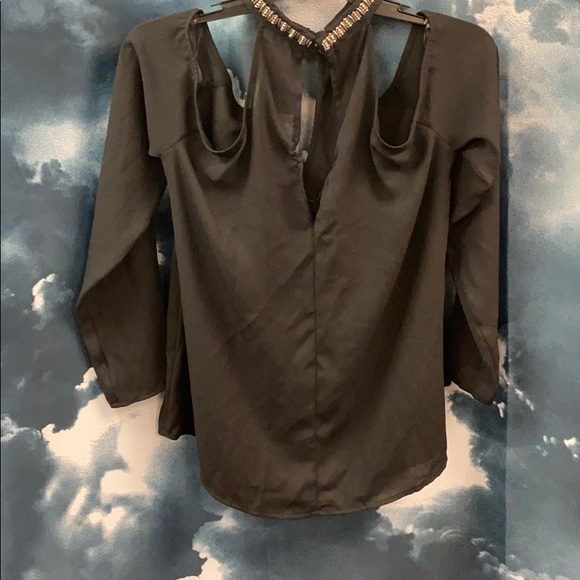 Off The Shoulder Blouse - Picture 2 of 5